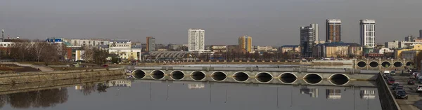 从Miass河的堤岸上俯瞰这个城市 车里雅宾斯克城市景观 — 图库照片