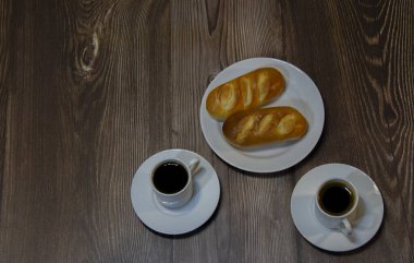 Siyah kahve ile beyaz fincanlar.