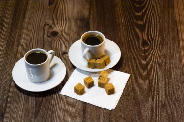 Siyah kahve ile beyaz fincanlar.