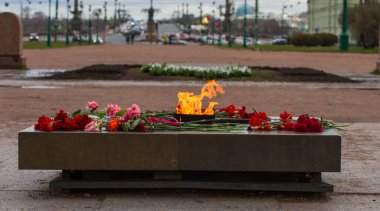 İkinci Dünya Savaşı anısına yapılan törende karanfiller 