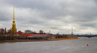 St. Petersburg 'da. Saray Kubbesi 'nden Peter ve Paul Kalesi manzarası 