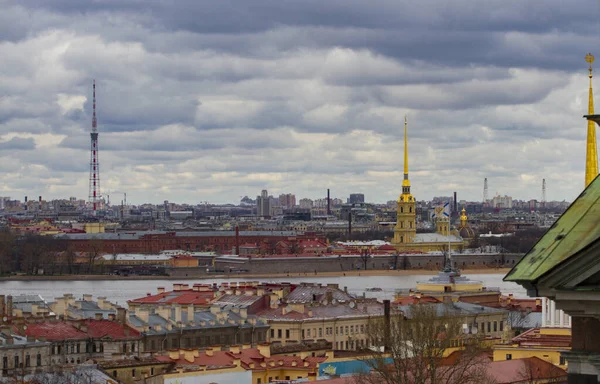 圣彼得堡 依萨凯夫斯基大教堂钟楼的全景 — 图库照片