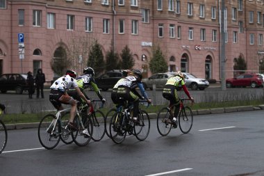 Chelyabinsk, Güney Ural Rusya - 2 Mayıs 2021: Şehir caddesinde toplu bisiklet yarışı 