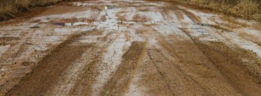 Köydeki yollarda toprak var.