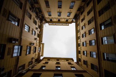 Yazın stadyum koşu bandında başlangıç blokları