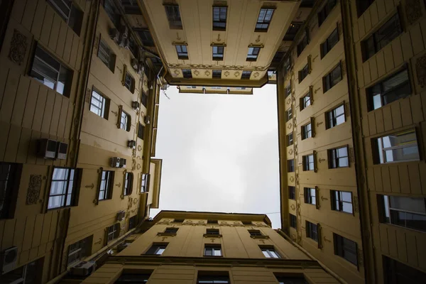 Yazın stadyum koşu bandında başlangıç blokları