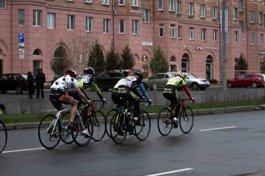 Chelyabinsk, Güney Ural Rusya - 2 Mayıs 2021: Şehir caddesinde toplu bisiklet yarışı 