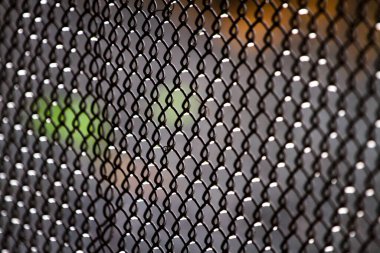 Demir şebekeye yağmur damlaları yağıyor