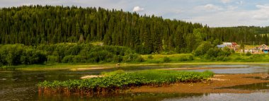 Bir yaz günü nehir kıyısında bir köy.
