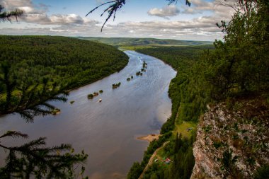 Bir yaz günü nehir ve kayaların panoramik manzarası. Vishera Nehri. Perma Bölgesi. Rusya.
