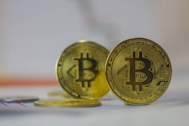 Kripto para birimleri. Kripto para birimlerinin, bitcoin 'lerin ve masanın üzerinde duran paraların döviz kuru.