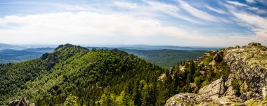 Dağ manzarası. Yazın Dağ Vadisi. Ulusal park Taganay. Rusya.
