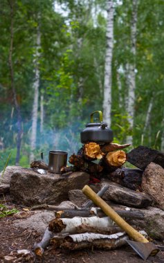 Turist kampında kamp ateşinde çaydanlık..