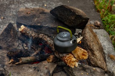 Turist kampında kamp ateşinde çaydanlık..