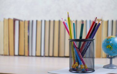 Ben yakında okula gideceğim. Okul malzemeleri ve kitaplardan oluşan bir kompozisyon..