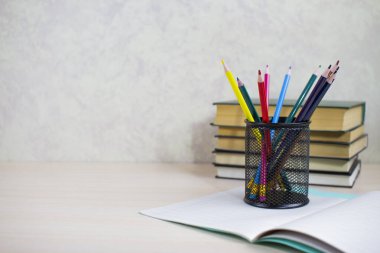 Yakında okula gideceğim. Çiçekli ve kırtasiyeli kompozisyon