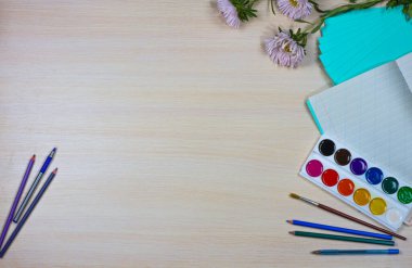 Yakında okula gideceğim. Çiçekli ve kırtasiyeli kompozisyon