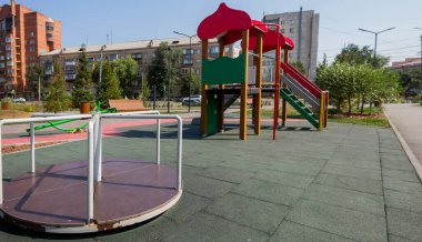 Sıcak bir yaz gününde boş bir çocuk parkı.