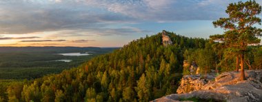 Dağ manzarası. Yazın dağ vadisi.