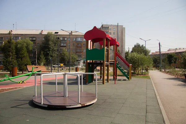 Ein Leerer Kinderspielplatz Einem Heißen Sommertag — Stockfoto