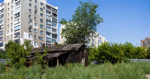 Старый Деревянный Дом Фоне Современного Здания — стоковое фото