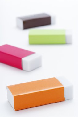 Onlar rasgele silgi dizilmiş