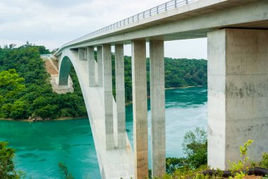 Okinawa 'nın Nakijin köyündeki Warumi Ohashi Köprüsü, aşağıdan görüldü.