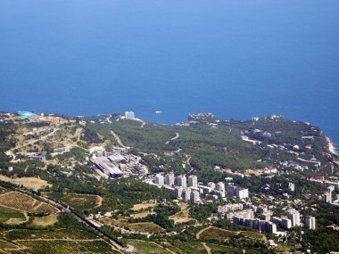 Deniz kenarı manzarası ve çok yüksek bir irtifadan sonsuz mavi deniz manzarası.