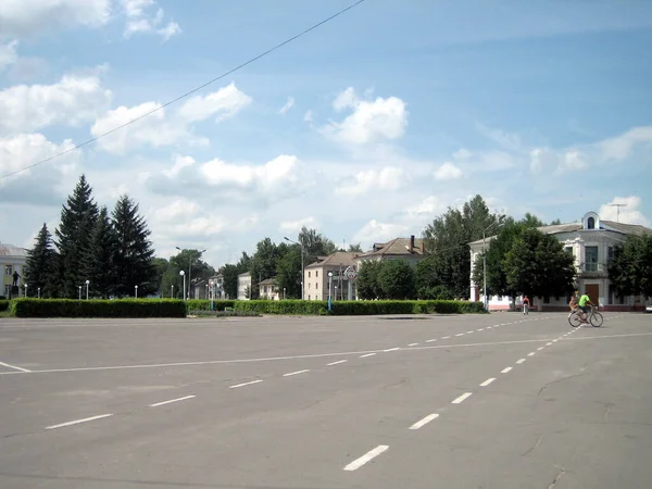 Una Amplia Plaza Desierta Una Pequeña Ciudad Provincial Rusia Asfalto — Foto de Stock
