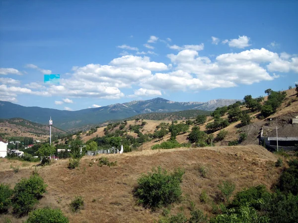 Vista Deslumbrante Uma Pequena Cidade Cercada Por Altas Montanhas Rochosas — Fotografia de Stock