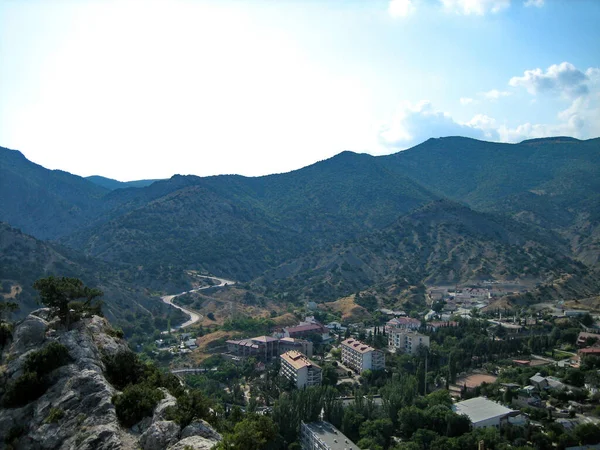 Nádherný Výhled Malé Městečko Obklopeno Vysokými Skalnatými Horami Město Postavené — Stock fotografie