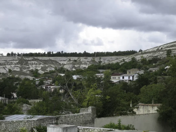 Uma Pequena Aldeia Entre Colinas Florestas Dia Cinza Nublado Casas — Fotografia de Stock