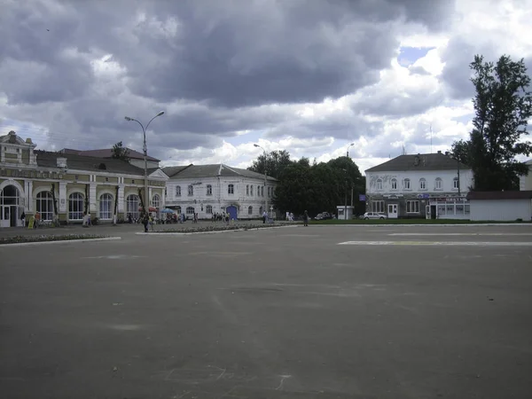 Ein Breiter Menschenleerer Platz Einer Kleinen Russischen Provinzstadt Grauer Asphalt — Stockfoto