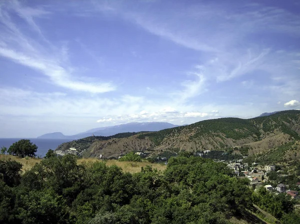 View Village Houses Gardens Picturesque Valley Sea Trees Grow Hillsides — Stock Photo, Image