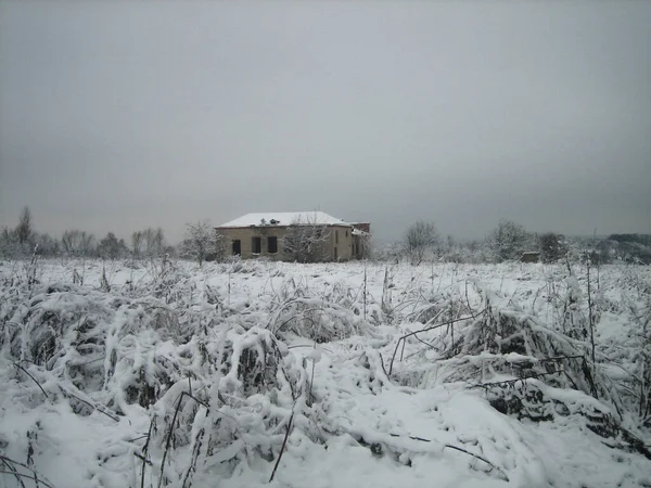 Old Dilapidated Farmhouse Village Snowdrifts All Cloudy Gray Cloudy Day — Stockfoto
