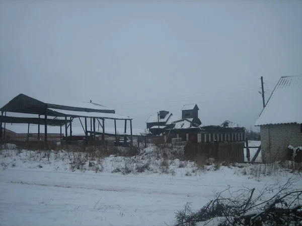 Antiguos Edificios Granjas Colectivas Abandonadas Pueblo Ruso Día Nublado Invierno —  Fotos de Stock