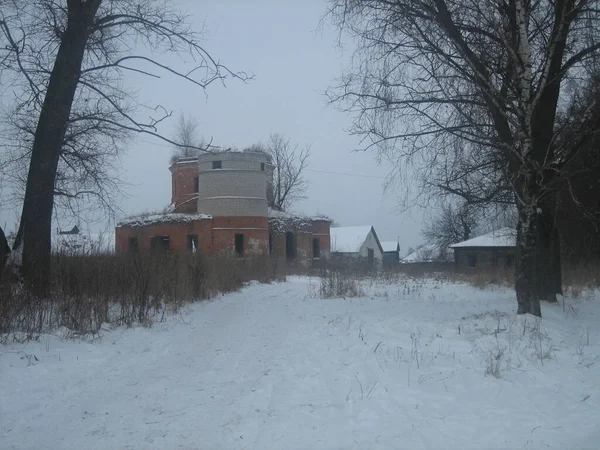 Old Dilapidated Farmhouse Village Snowdrifts All Cloudy Gray Cloudy Day — Stockfoto