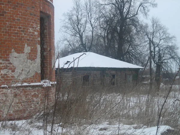 Ancienne Ferme Délabrée Dans Village Des Flots Neige Tout Autour — Photo