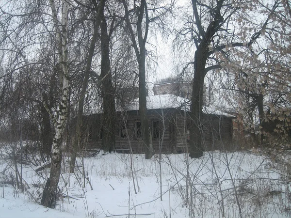 Old Dilapidated Farmhouse Village Snowdrifts All Cloudy Gray Cloudy Day — Stockfoto