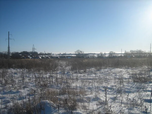 Een Landelijk Vlak Veld Bedekt Met Sneeuw Een Heldere Ijzige — Stockfoto