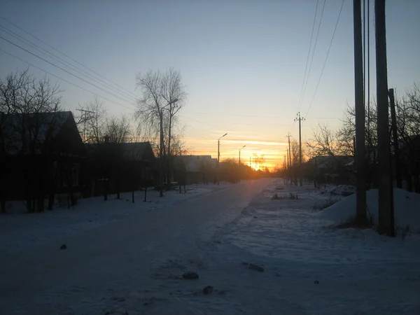 在一个遥远的俄罗斯村庄 冬末寒冷的夜晚 夕阳西下 — 图库照片