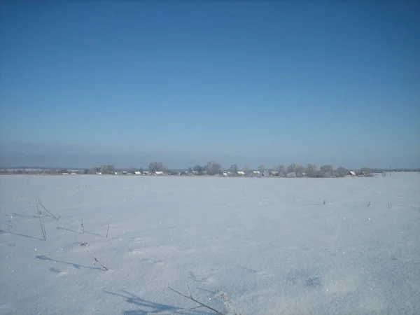 Sebuah Lapangan Datar Pedesaan Tertutup Dengan Salju Pada Hari Yang — Stok Foto