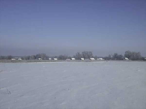 Campo Pianeggiante Rurale Coperto Neve Una Chiara Giornata Gelida Lontananza — Foto Stock