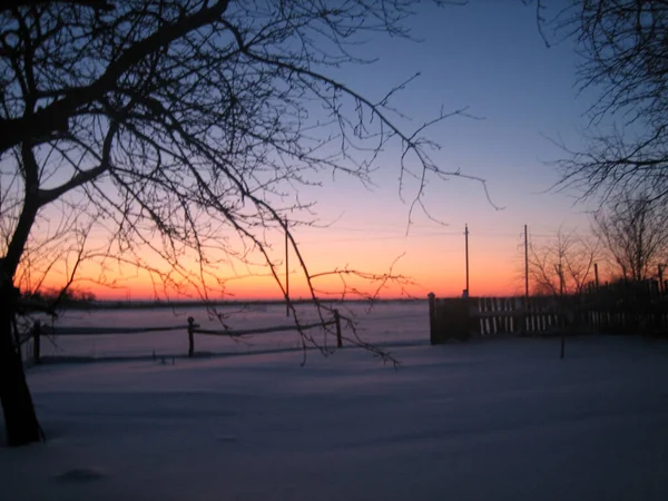 Puesta Sol Una Tarde Fría Invierno Remoto Pueblo Ruso — Foto de Stock