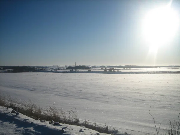 Snötäckt Vinterlandsbygd Kylig Dag Den Ljusa Solen Bländande Men Inte — Stockfoto