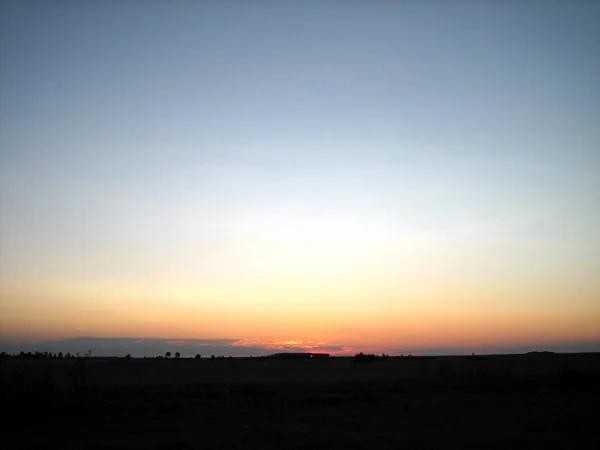 Rayos Puesta Sol Tardía Sobre Campo Sin Fin Crepúsculo Noche — Foto de Stock