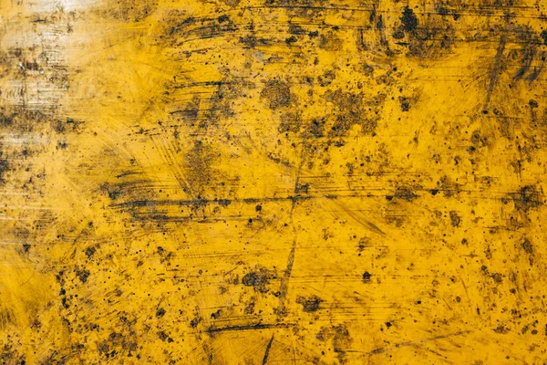 带有石油和石油产品桶痕迹的划痕中的黄色金属锈蚀表面纹理 — 图库照片