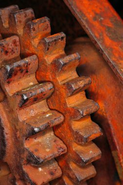 Mekanizmanın içindeki paslı eski dişliler yakın çekim makrosu