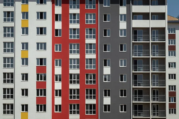 Fasad Dinding Dengan Warna Warni Jendela Bangunan Apartemen Pada Hari Stok Gambar Bebas Royalti