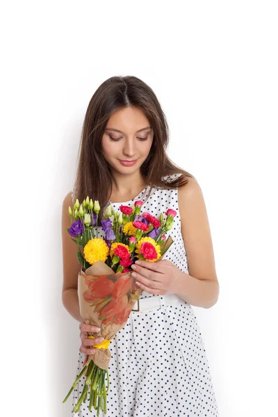 Feliz modelo sorprendido mujer oliendo flores —  Fotos de Stock